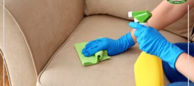 كيفية تنظيف الكنب من الغبار بسرعة